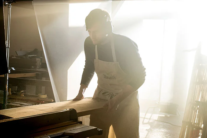 Person sägt Holz mit Tischkreissäge